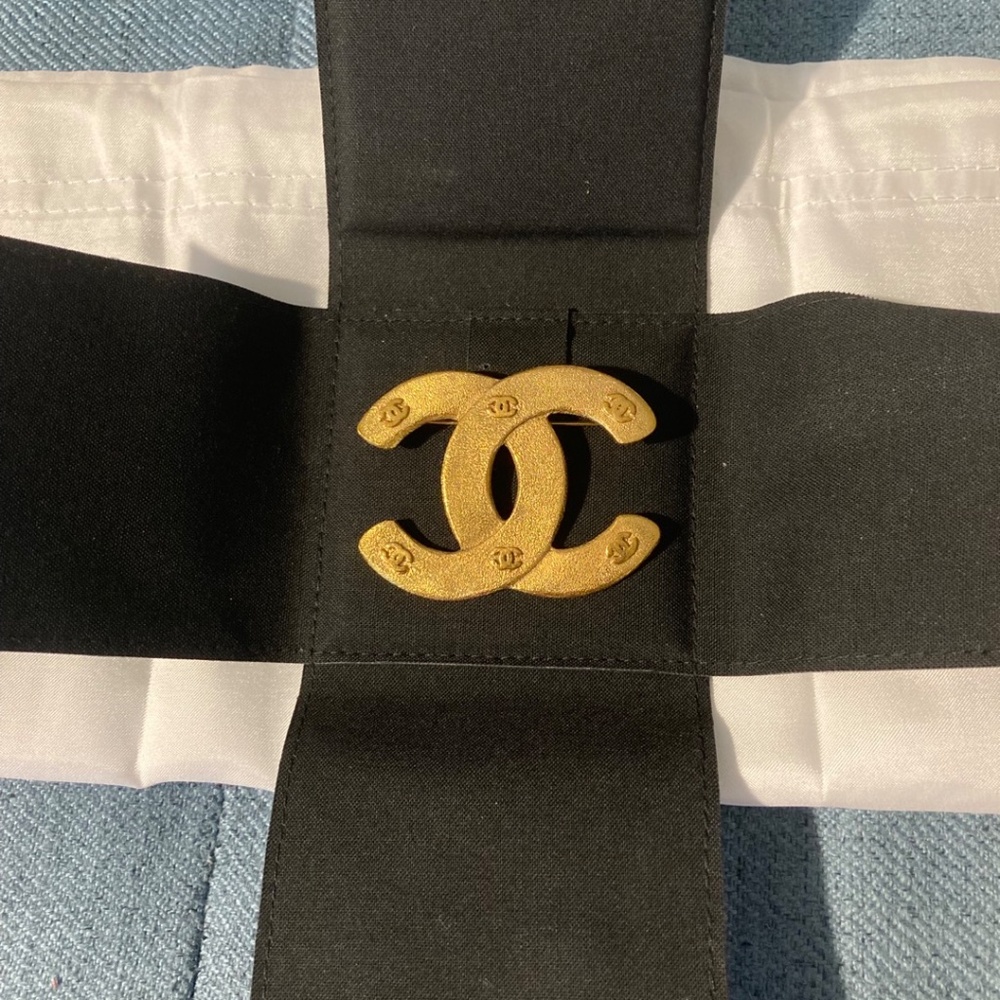 Rare Vintage Chanel Brooch (Jennie from Blackpink wore it) - Picture 3 of 11